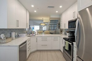 Fridge, microwave, oven, stovetop - 2nd floor lakeview condo In Siesta Key with beach access - GBB 1275 (Saraota)