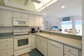 Fridge, microwave, oven, stovetop - Bayfront 2br Siesta Key condo with beach access - GBB 1382 (Sarasota)