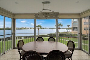 Dining - Bayfront 2br Siesta Key condo with beach access - GBB 1382 (Sarasota)