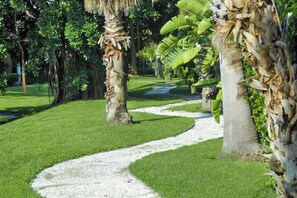 Property grounds - Relaxing Siesta Key condo with beach access - GBB 1374 (Sarasota)