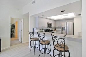 Fridge, microwave, oven, stovetop - Charming Siesta Key condo with beach access - GBB 1346 (Siesta Key)