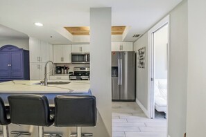 Fridge, microwave, oven, stovetop - Lakefront Siesta Key condo with beach access - GBB 1313 (Sarasota)