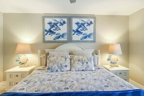 2 bedrooms, iron/ironing board, free WiFi, bed sheets - Lakefront Siesta Key condo with beach access - GBB 1313 (Sarasota)