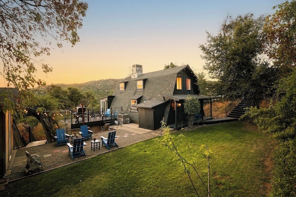 Outdoor Oasis: Unwind under twinkling lights with panoramic mountain views and outdoor seating!