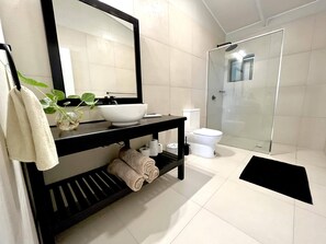 Douche, serviettes fournies, savon, shampoing