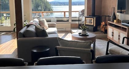 Brand New 2 Bedroom Oceanside Cabin w/ Spectacular Ocean views & Pet Friendly!