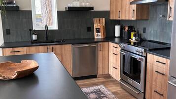 Jääkaappi, mikroaaltouuni, uuni, liesi