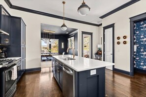 Fridge, microwave, oven, stovetop - Lockeland Luxe｜Walk to 5 Points｜2 mi to Broadway (Nashville)