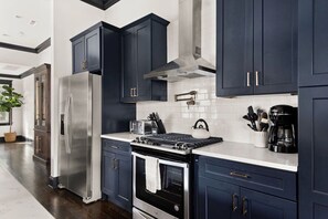 Fridge, microwave, oven, stovetop - Lockeland Luxe｜Walk to 5 Points｜2 mi to Broadway (Nashville)