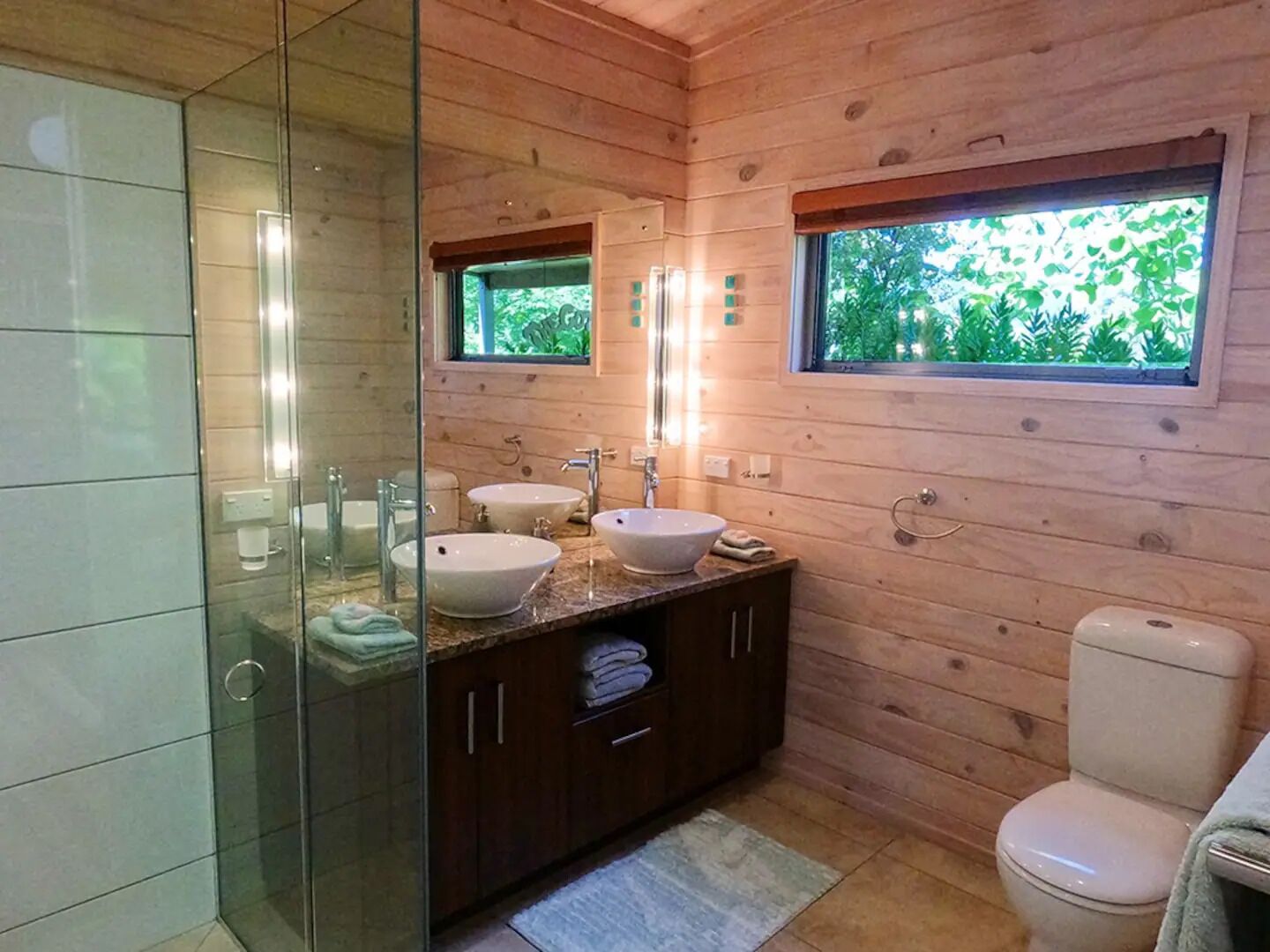 Douche, articles de toilette écologiques, sèche-cheveux
