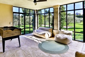 Games room - Fully renovated farmhouse with landscaped garden, pool & view 5mn walk from town (Saint Remy de Provence)