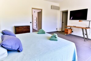 5 室のベ  ッドルーム、デスク、アイロン / アイロン台、WiFi (無料)