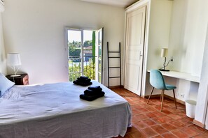 5 bedrooms, desk, iron/ironing board, free WiFi