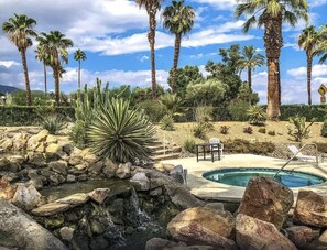 Utomhuspool och uppvärmd pool