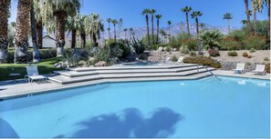 Piscina all'aperto, una piscina riscaldata