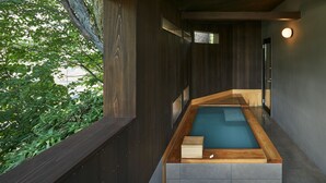 Un moderno espacio de spa con un banco de madera y una pequeña piscina.