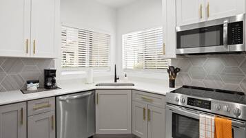 Apartment | Private kitchen | Fridge, microwave, oven, stovetop