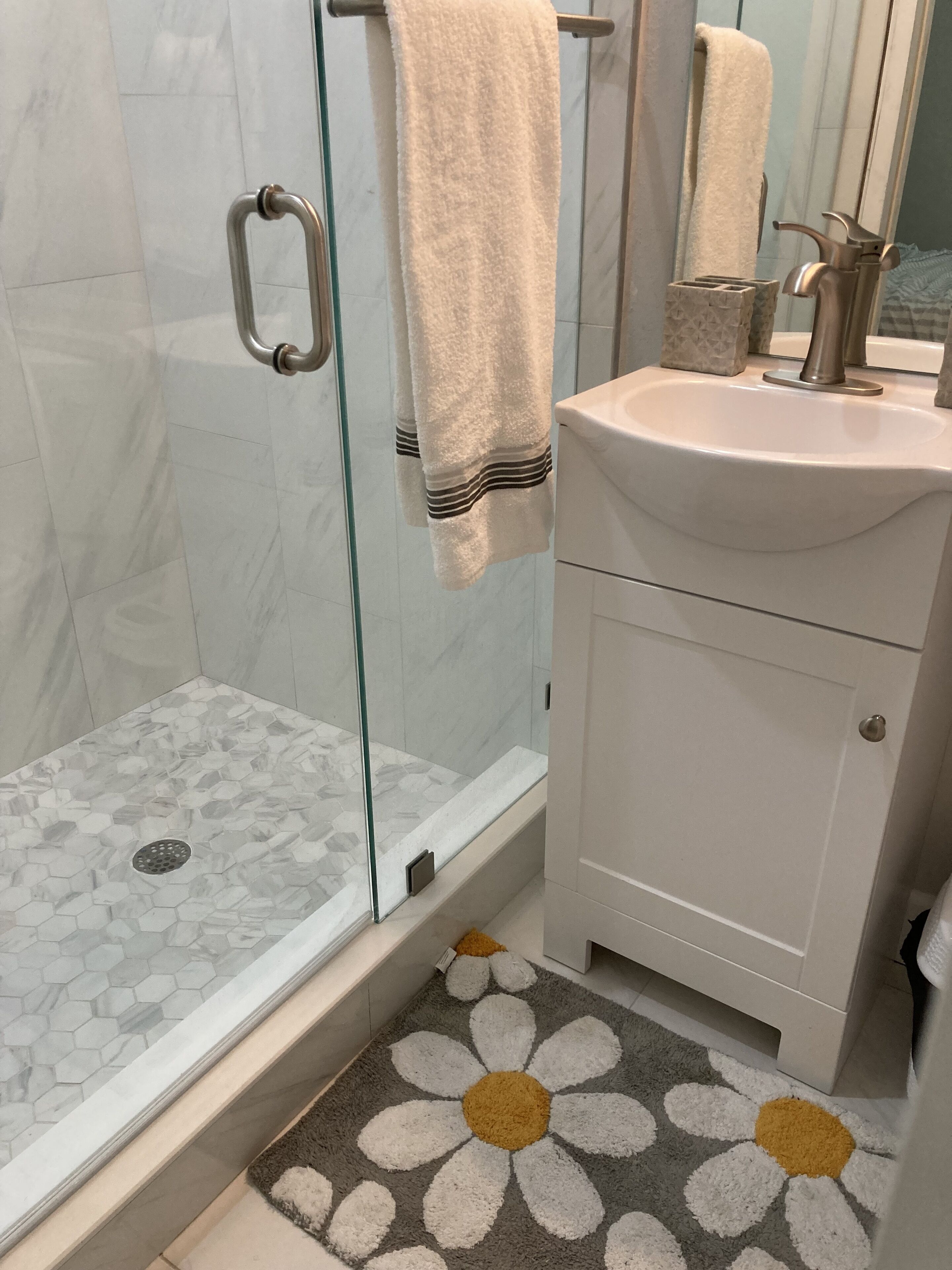 Een haardroger, handdoeken, zeep, toiletpapier