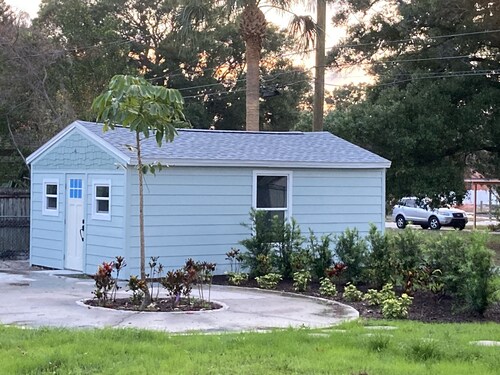 St Pete/gulfport Tiny little small home