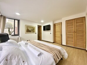 2 habitaciones, escritorio y tabla de planchar con plancha 