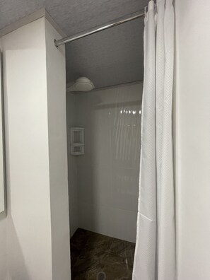 Amenidades de baño gratuitas, secadora de cabello, toallas, jabón 