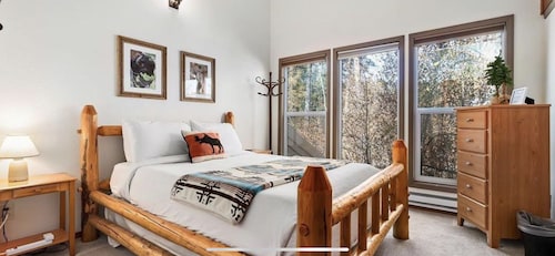 BRIGHT & COMFORTABLE CONDO CLOSE TO EVERYTHING! NICE WOOD FIREPLACE & FREE WIFI!