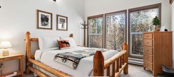 BRIGHT & COMFORTABLE CONDO CLOSE TO EVERYTHING! NICE WOOD FIREPLACE & FREE WIFI!