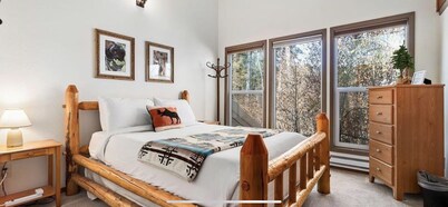 BRIGHT & COMFORTABLE CONDO CLOSE TO EVERYTHING! NICE WOOD FIREPLACE & FREE WIFI!