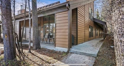 BRIGHT & COMFORTABLE CONDO CLOSE TO EVERYTHING! NICE WOOD FIREPLACE & FREE WIFI!