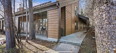 BRIGHT & COMFORTABLE CONDO CLOSE TO EVERYTHING! NICE WOOD FIREPLACE & FREE WIFI!