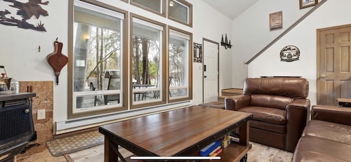 BRIGHT & COMFORTABLE CONDO CLOSE TO EVERYTHING! NICE WOOD FIREPLACE & FREE WIFI!