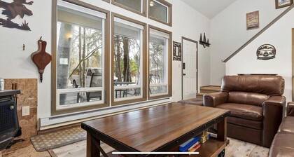 BRIGHT & COMFORTABLE CONDO CLOSE TO EVERYTHING! NICE WOOD FIREPLACE & FREE WIFI!