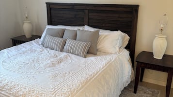 3 makuuhuonetta, silitysrauta/-lauta, vauvan matkasänky, Wi-Fi