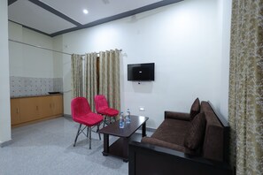 Studio – superior | Oppholdsområde | En 32-tommers LED-TV med Parabol-TV