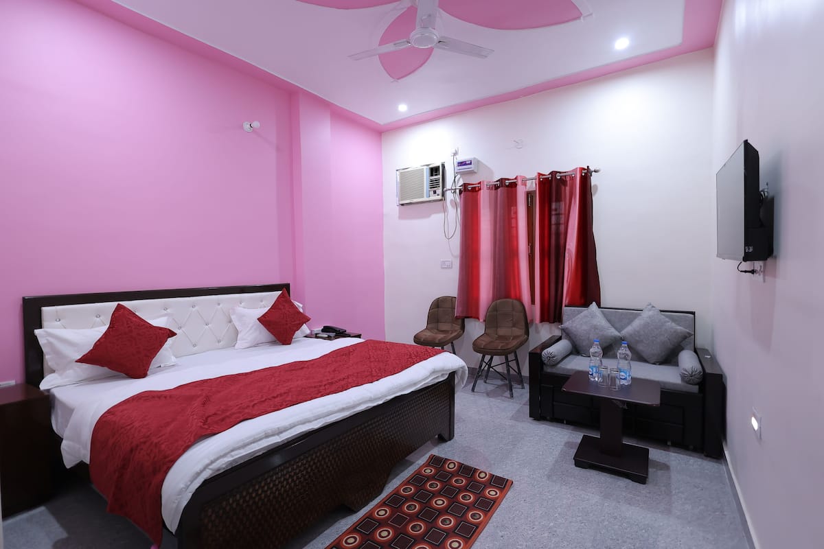 Deluxe Room, 1 King Bed | Free WiFi, bed sheets