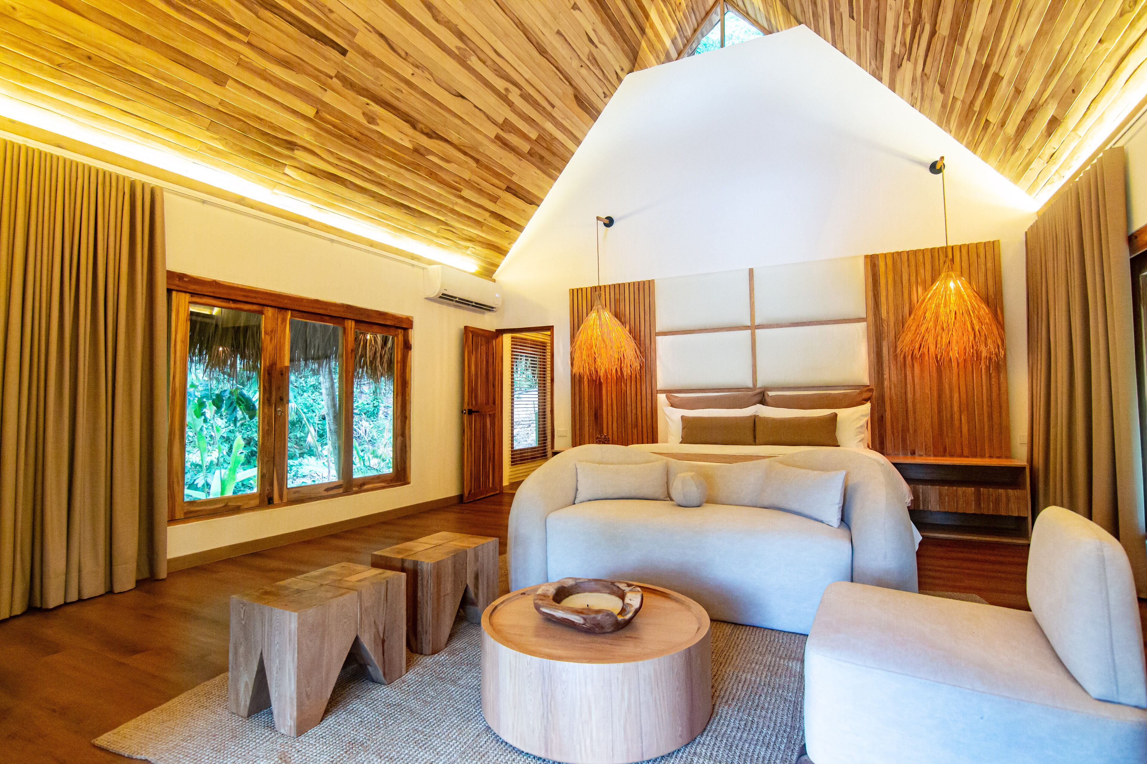 고급 침구, 미니바, 객실 내 금고, 각각 다르게 가구 비치