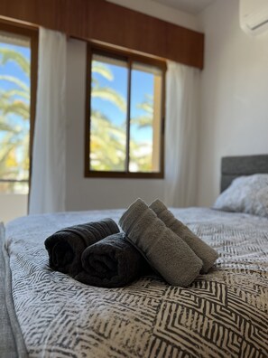 3 chambres, fer et planche à repasser, Wi-Fi, draps fournis