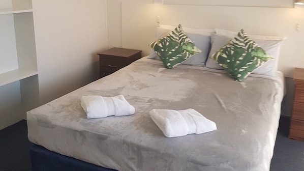 ห้องเบสิก | โต๊ะทำงาน, พื้นที่ทำงานแบบใช้แล็ปท็อป, ผ้าม่านกันแสง, เตารีด/โต๊ะรีดผ้า