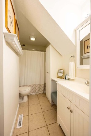 Douche, sèche-cheveux, serviettes fournies