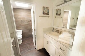 Regadera, secadora de cabello, toallas 