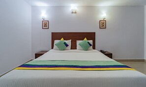 Deluxe Room | In-room safe, desk, iron/ironing board, bed sheets - Treebo Central (Thrissur)
