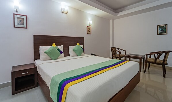 Deluxe Room | In-room safe, desk, iron/ironing board, bed sheets - Treebo Central (Thrissur)