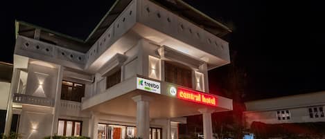 Vista frontal de la propiedad por la tarde o noche