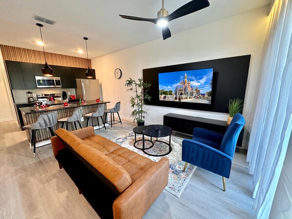 TV - BEAUTIFUL DECORATION - THEME ROOMS - GREAT LOCATION - 12 MINUTES FROM DISNEY (Kissimmee)