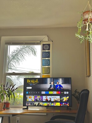 Interior - Tropical North Bay Getaway minutes from the San Francisco ferry and Napa. (Vallejo)