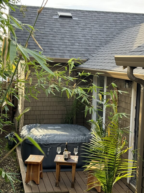 Terrace/patio - Tropical North Bay Getaway minutes from the San Francisco ferry and Napa. (Vallejo)