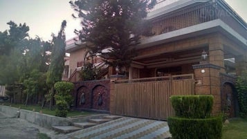 Vista frontal de la propiedad