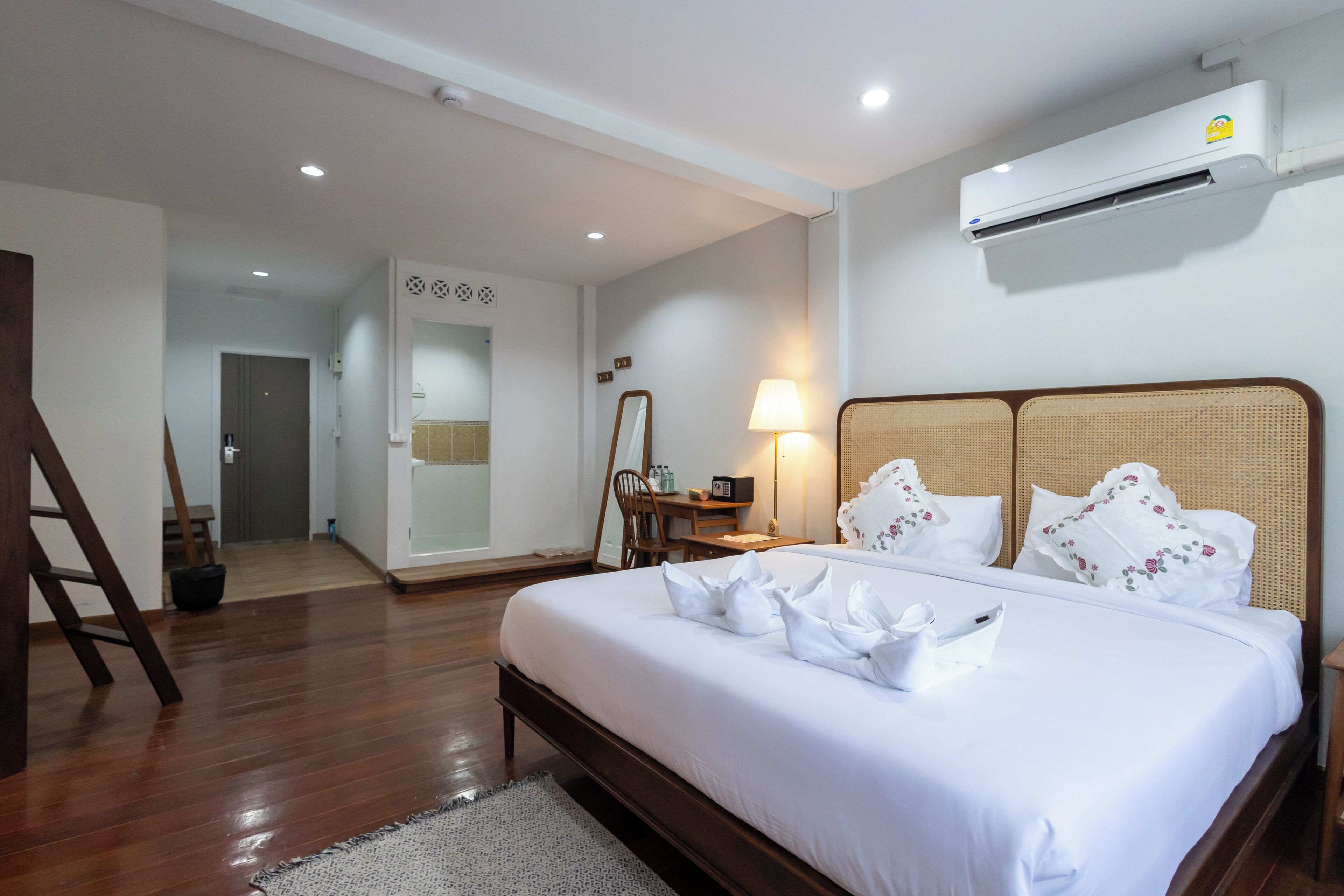 Quarto premier | Cofres nos quartos, escrivaninha, espaço de trabalho para notebook