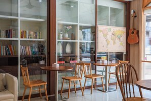 Lobby sitting area - Samer Boutique Stay (Bangkok)