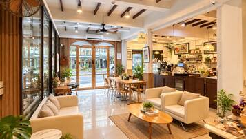 Un interior moderno con una zona de estar, una cocina y un comedor.